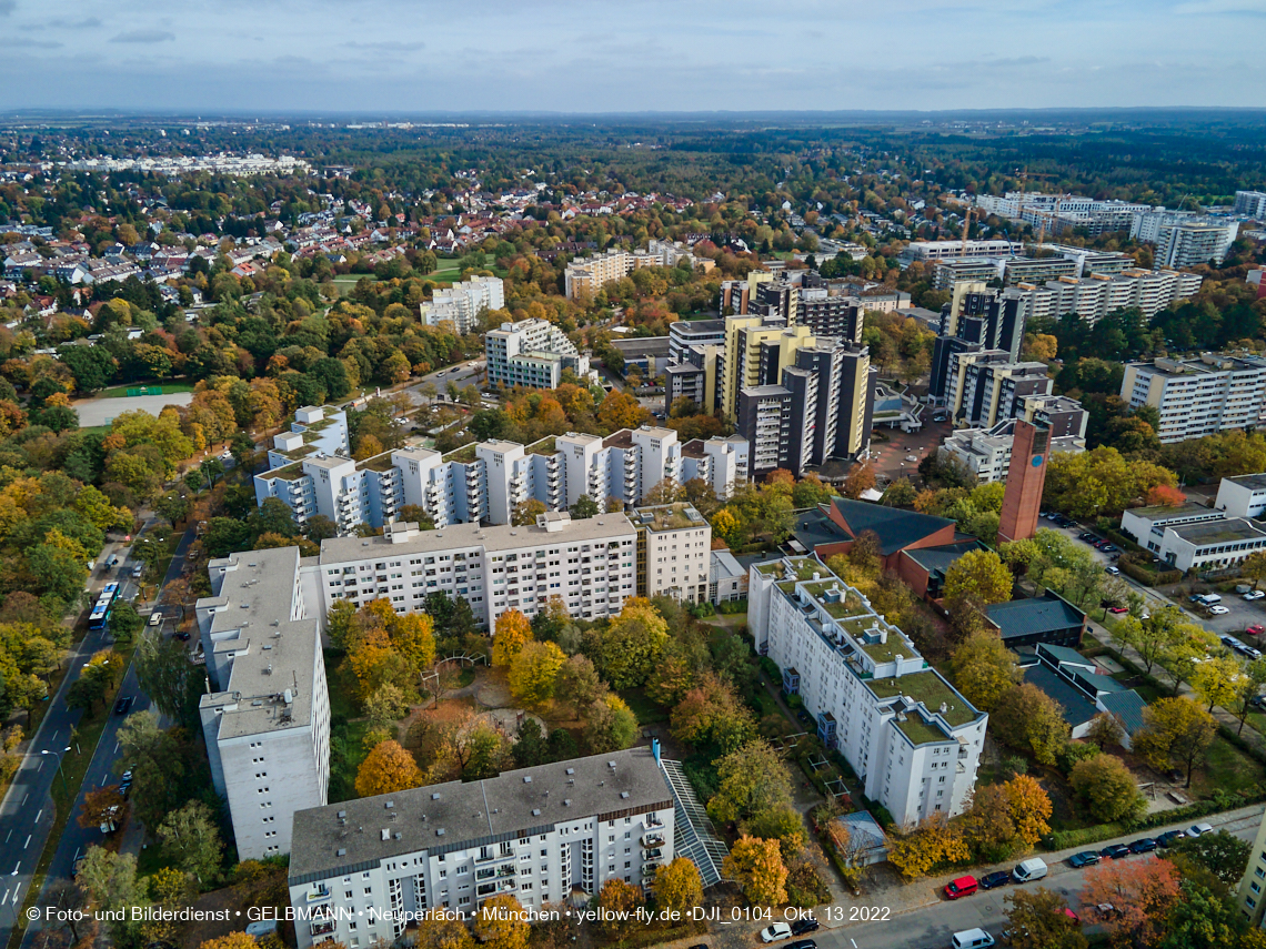 13.10.2022 - Das Marx-Zentrum und Wohnanlage Karl-Marx-Ring 52-62 in Neuperlach
